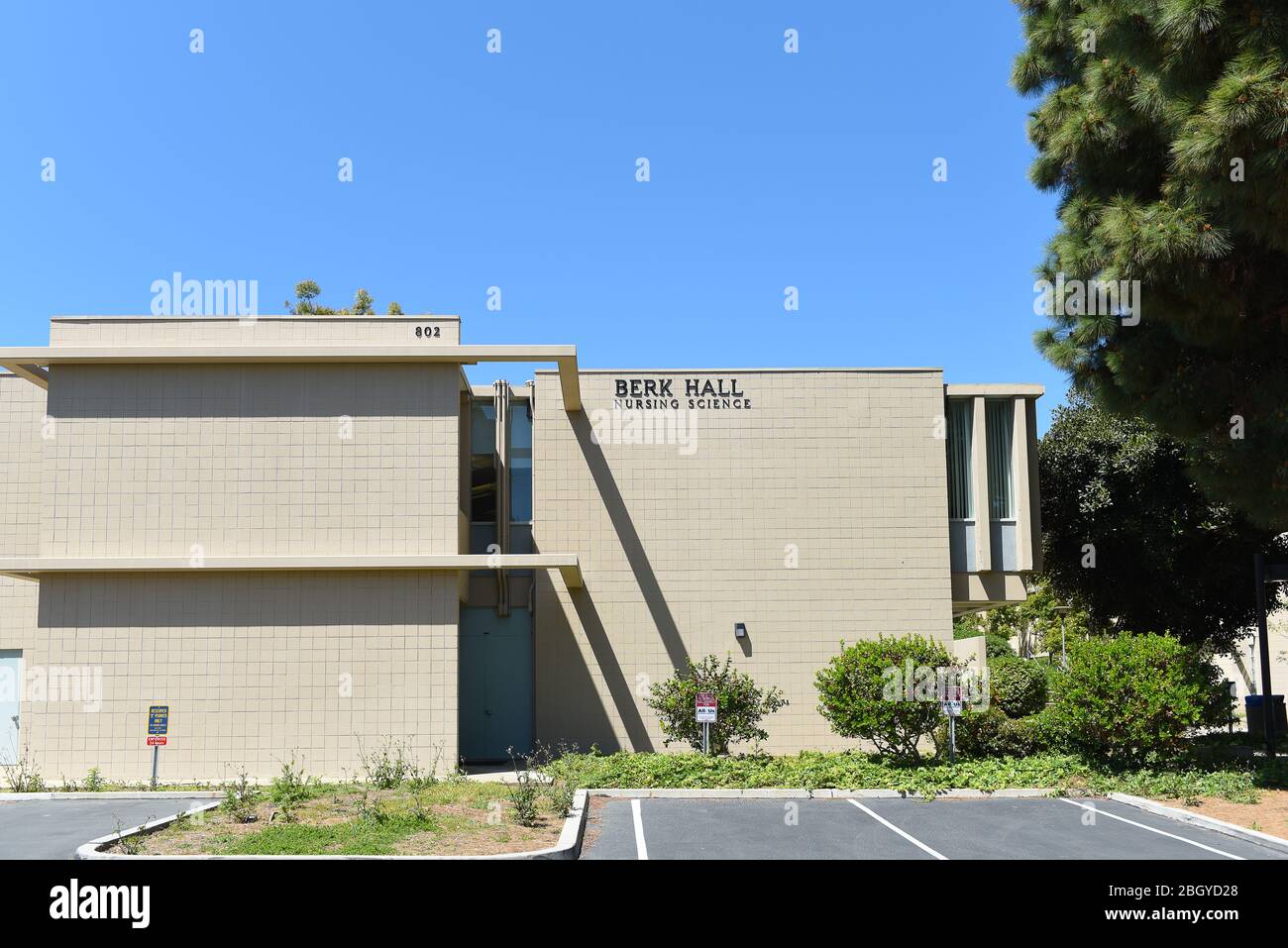IRVINE, KALIFORNIEN - 22. APRIL 2020: Berk Hall Nursing Science Gebäude auf dem Campus der University of California Irvine, UCI. Stockfoto