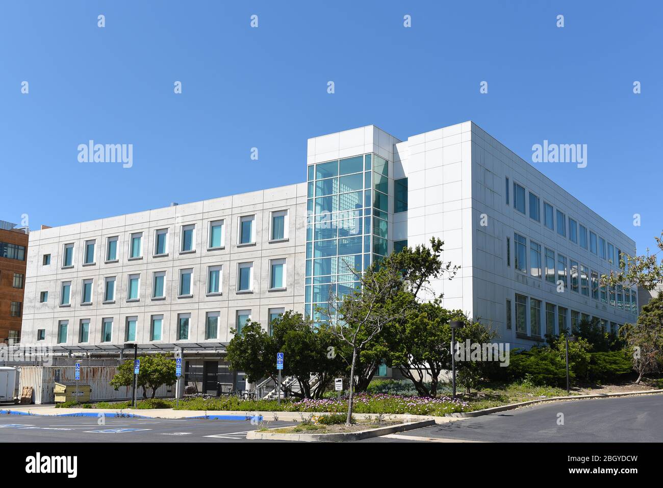 IRVINE, KALIFORNIEN - 22. APRIL 2020: Die Gillespie Neuroscience Research Facility auf dem Campus der University of California Irvine, UCI. Stockfoto