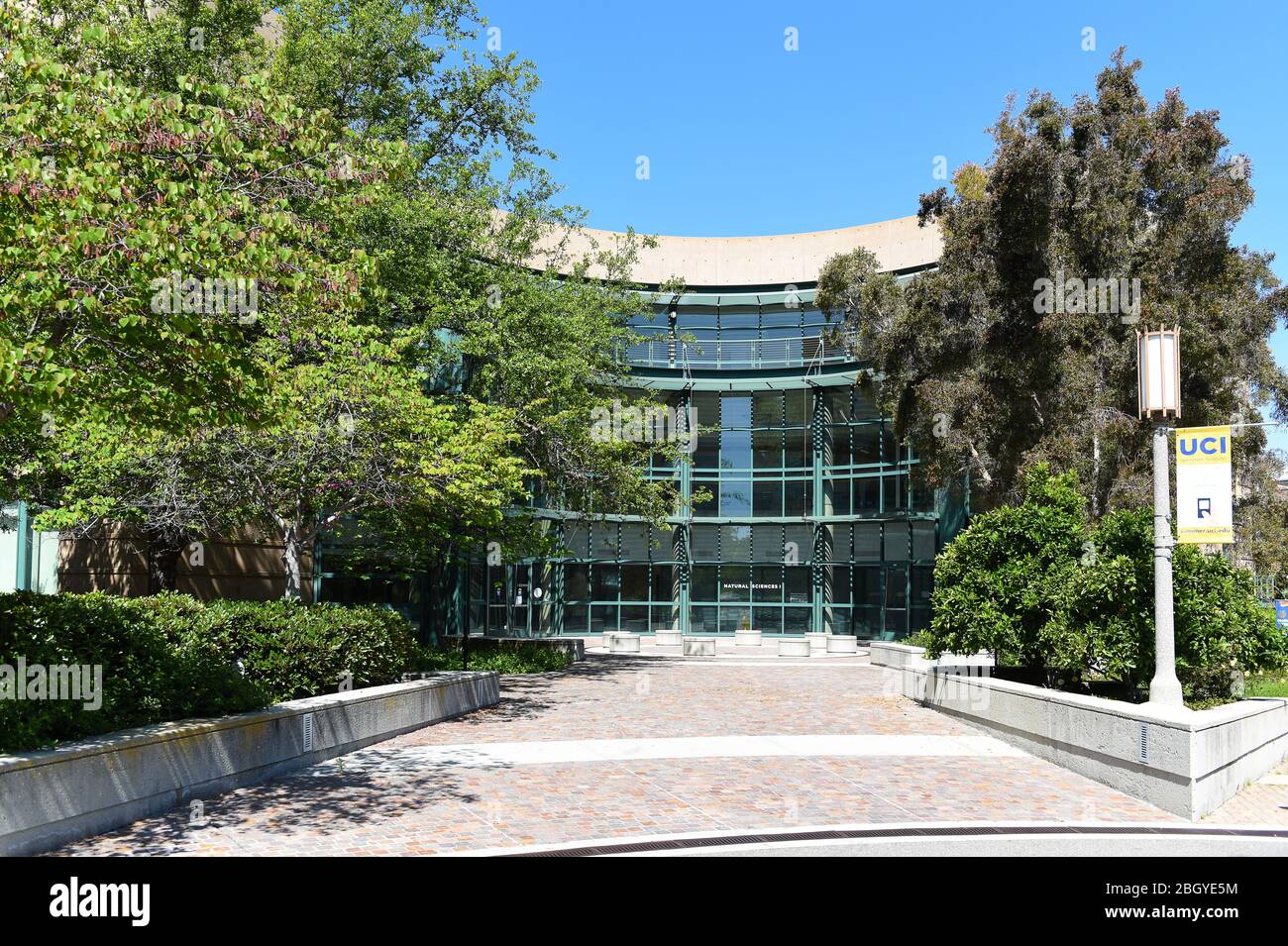 IRVINE, KALIFORNIEN - 22. APRIL 2020: Natural Science Building auf dem Campus der University of California Irvine, UCI. Stockfoto