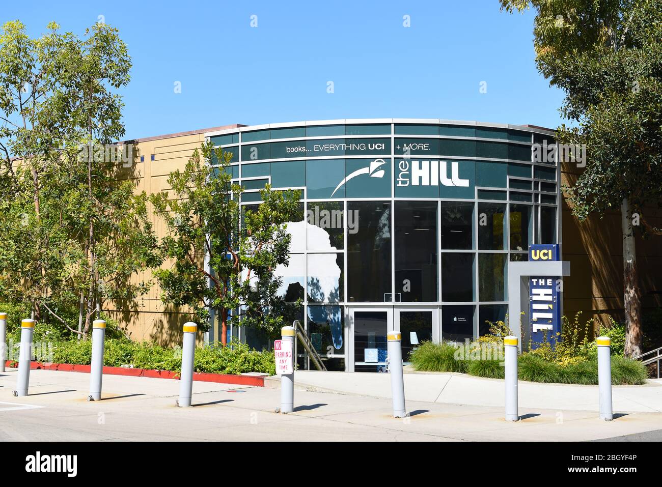 IRVINE, KALIFORNIEN - 22. APRIL 2020: The Hill an der University of California Irvine, UCI, ist der Außenposten für Bücher, Snacks, Schulbedarf und scho Stockfoto