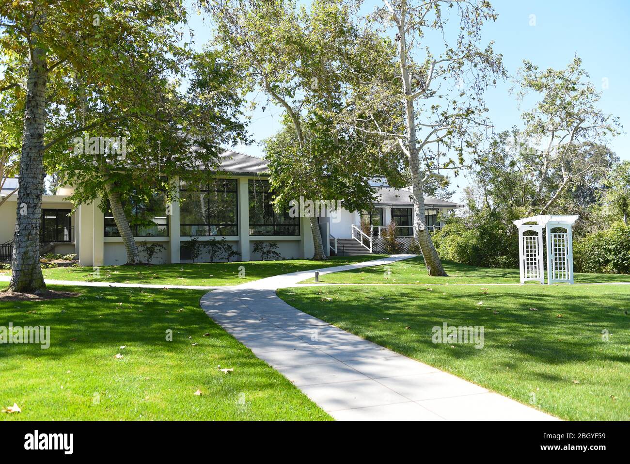 IRVINE, KALIFORNIEN - 22. APRIL 2020: Der University Club, ein Bistro und Veranstaltungsraum, auf dem Campus der University of California Irvine, UCI. Stockfoto