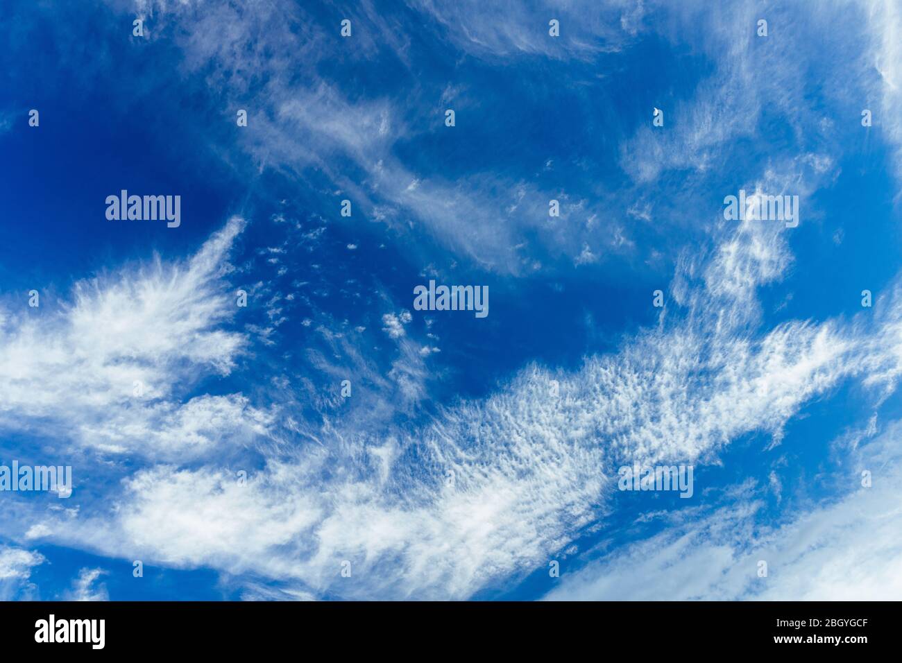 Helle und schöne Fotos von der himmlischen weißen Wolken und gesättigten blauer Himmel mit Sonnenschein. Leichte, zart und luftig bewölkt Hintergrund mit weißen und b Stockfoto