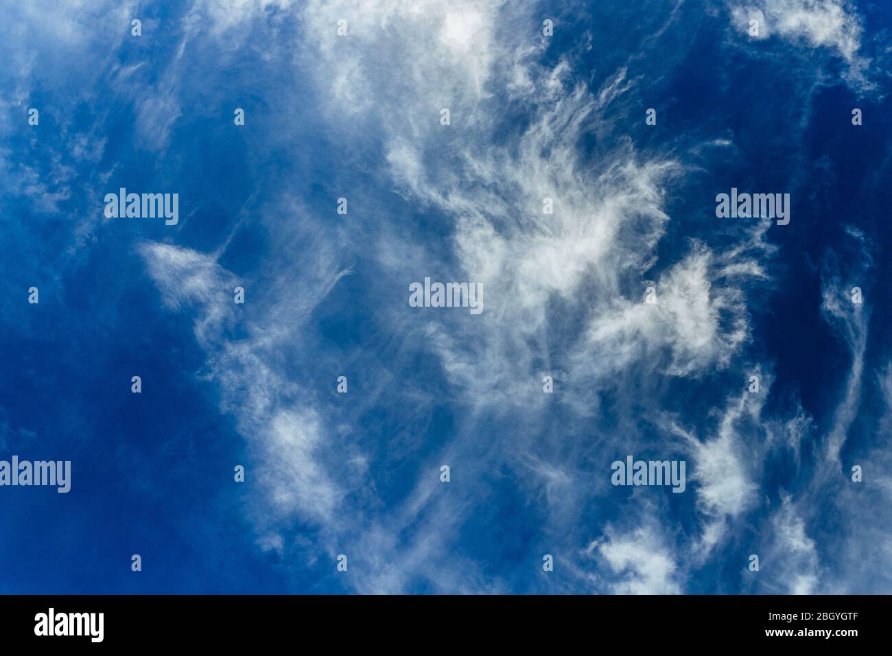 Helle und schöne Fotos von der himmlischen weißen Wolken und gesättigten blauer Himmel mit Sonnenschein. Leichte, zart und luftig bewölkt Hintergrund mit weißen und b Stockfoto