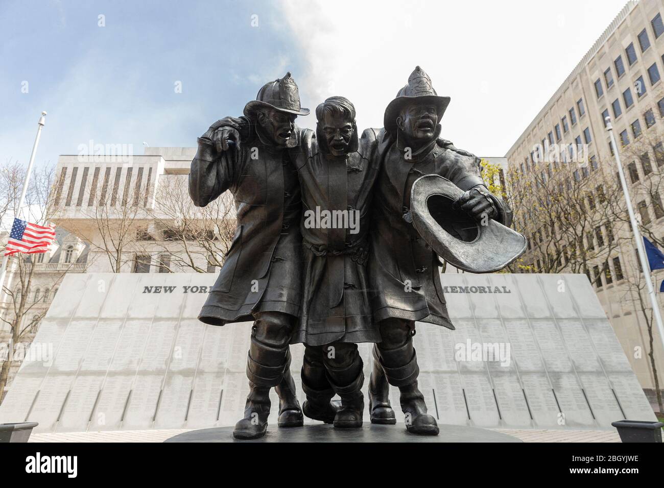 Coxsackie, Usa. April 2020. Denkmal für gefallene Feuerwehrleute während der COVID-19 Pandemie auf dem Empire State Plaza (Foto: Lev Radin/Pacific Press) Quelle: Pacific Press Agency/Alamy Live News Stockfoto