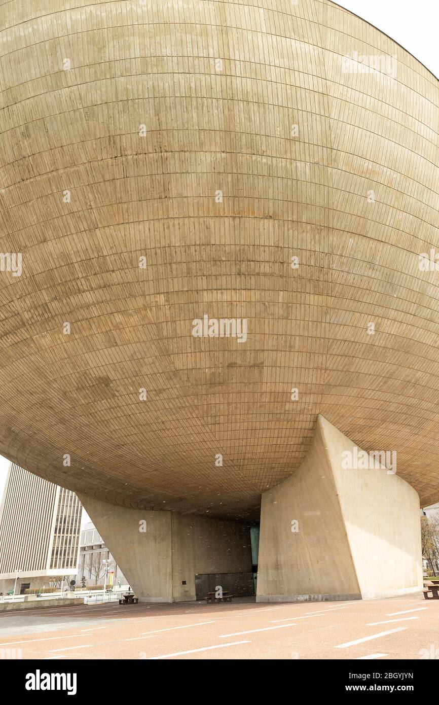 Coxsackie, Usa. April 2020. Das Ei-Kunstzentrum während der COVID-19 Pandemie auf dem leeren Empire State Plaza (Foto: Lev Radin/Pacific Press) Quelle: Pacific Press Agency/Alamy Live News Stockfoto