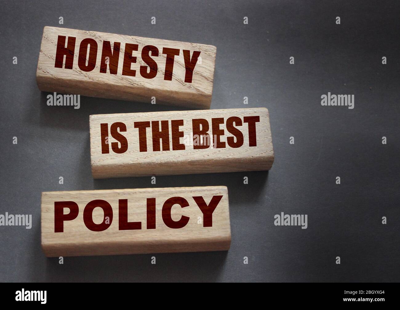 Ehrlichkeit ist die beste Politik Worte in Holzblöcken geschrieben. Vertrauenswürdig, Wahrheit, Überzeugungen und Vereinbarung Geschäftskonzept Stockfoto