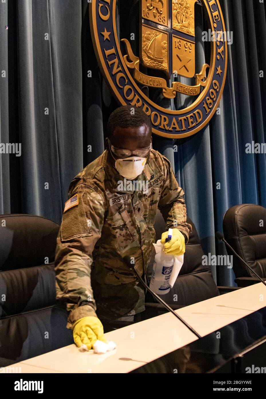 SPC der US-Armee. Sherman Bristol, ein Mechaniker für Radfahrzeuge, der dem 27. Finanzmanagement-Bataillon, 369. Sustainment Brigade, 53. Truppenkommando, New York Army National Guard, zugewiesen ist, desinfiziert ein Auditorium im Rathaus von New Rochelle, New Rochelle, 14. März 2020. Mitglieder der Armee und der Air National Guard aus verschiedenen Bundesstaaten wurden im Rahmen der Operation COVID-19 aktiviert, um die Anstrengungen von Bund, Ländern und Gemeinden zu unterstützen. (USA Foto der Armee-Nationalgarde von Sgt. Amouris Coss) Stockfoto