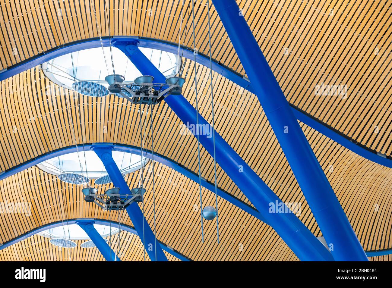 Nahaufnahme des Gewölbes des Flughafens Madrid, aus blauem Stahl und Holzbrettern und mit Dachfenstern Stockfoto