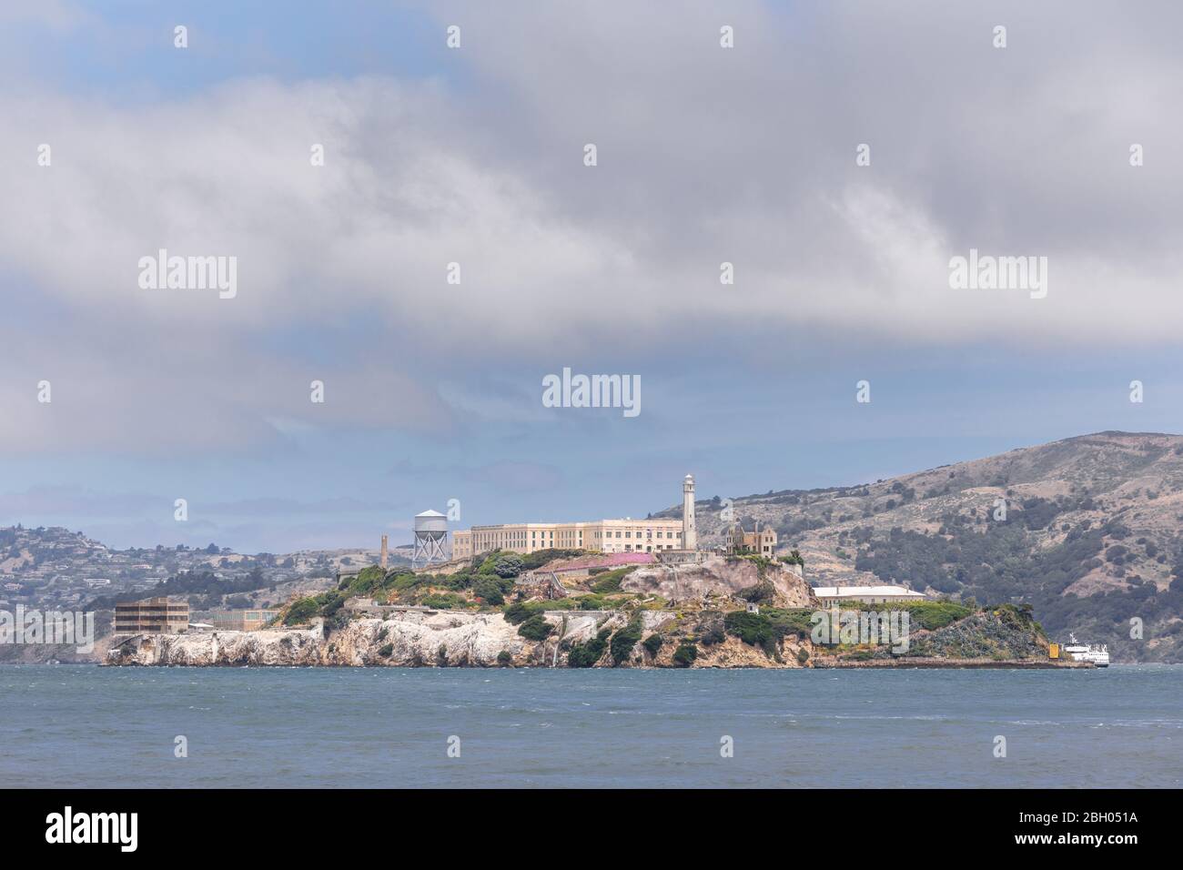 Nahaufnahme der Insel Alcatraz in San Francisco Bucht unter einem blauen Sommerhimmel mit geschwollenen Wolken Stockfoto