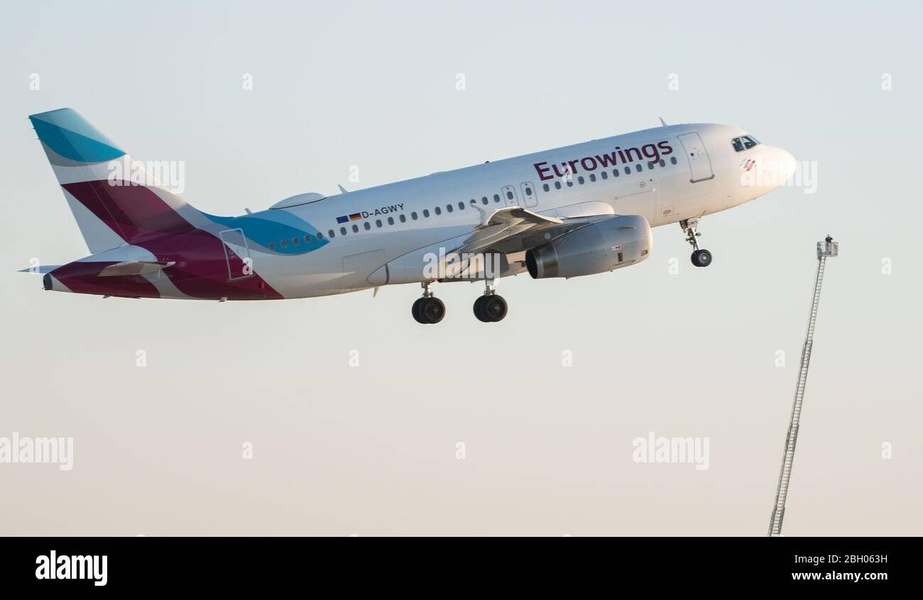 Stuttgart, Deutschland. April 2020. Ein Eurowings Flugzeug hebt ab Stuttgart Airport ab. Im Hintergrund ist auf der verlängerten Leiter eines Rettungswagens der Flughafenfeuerwehr ein Mann zu sehen. Der Flughafen Stuttgart nimmt seinen Flugbetrieb wieder auf. Seit dem 6. April 2020 werden die Einsätze zur Sanierung der Start- und Landebahn ausgesetzt, aber aufgrund der Einschränkungen durch die Coronavirus-Krise gibt es zunächst nur wenige Flüge pro Tag. Quelle: Marijan Murat/dpa/Alamy Live News Stockfoto