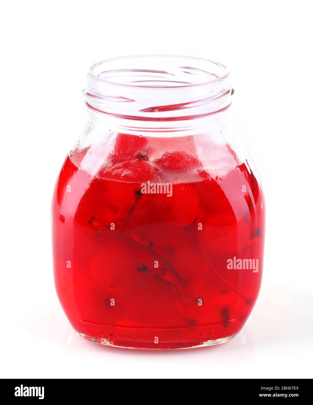 Hausgemachte Glas von roten Maraschino Kirsche isoliert auf weißem Hintergrund Stockfoto