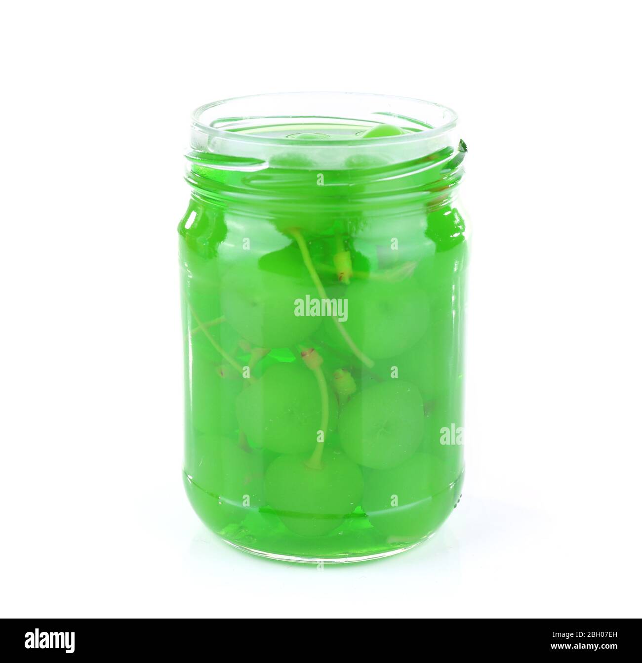 Hausgemachte Glas von grünen Maraschino Kirsche isoliert auf weißem Hintergrund Stockfoto