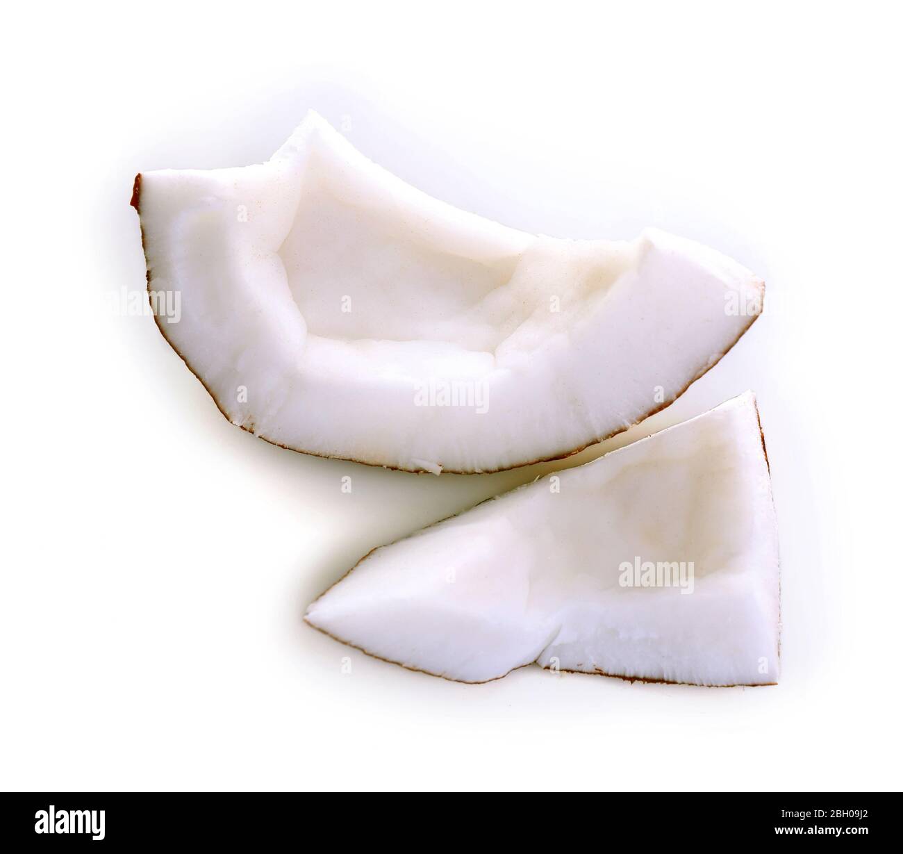 Kokosnussstücke auf weiß isoliert Stockfoto