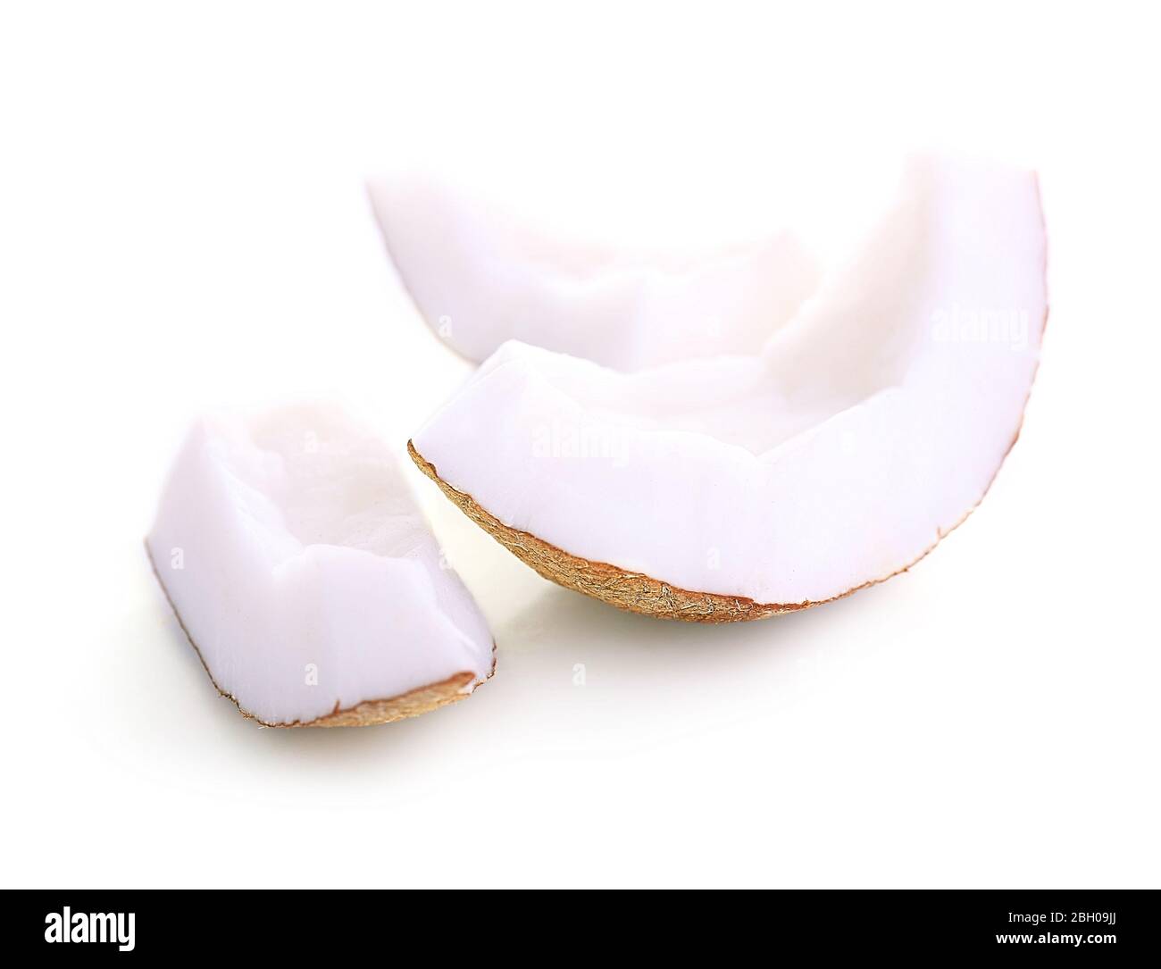 Kokosnussstücke auf weiß isoliert Stockfoto