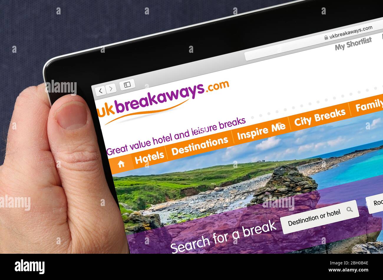 Die Buchungs-Website für Ferienwohnungen in Großbritannien wird auf einem iPad angezeigt Stockfoto