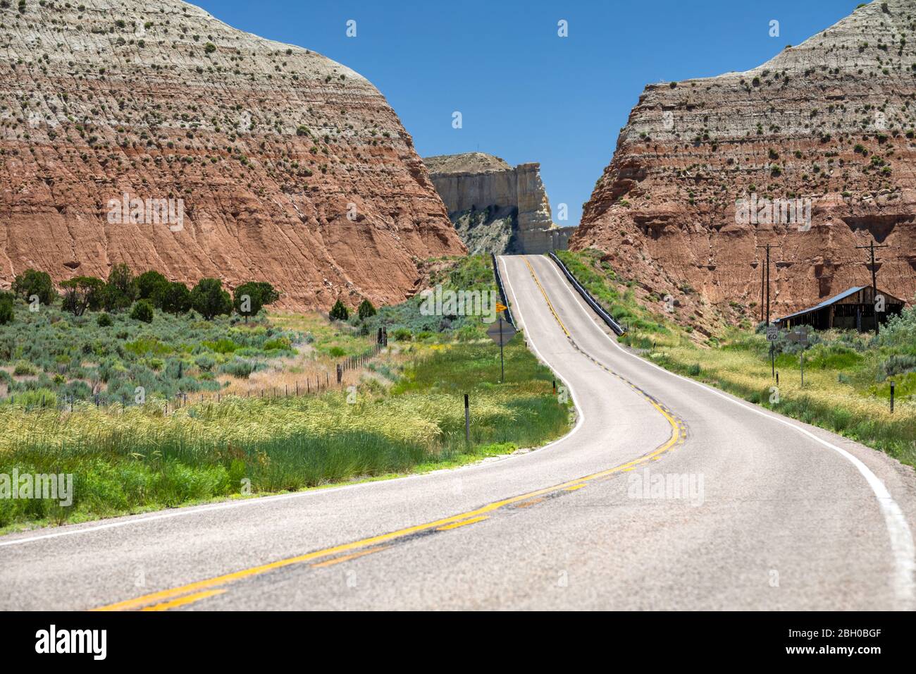 Der berühmte Scenic Byway 12 schlängelt sich durch eine Berglandschaft In einem hellen Sommertag Stockfoto