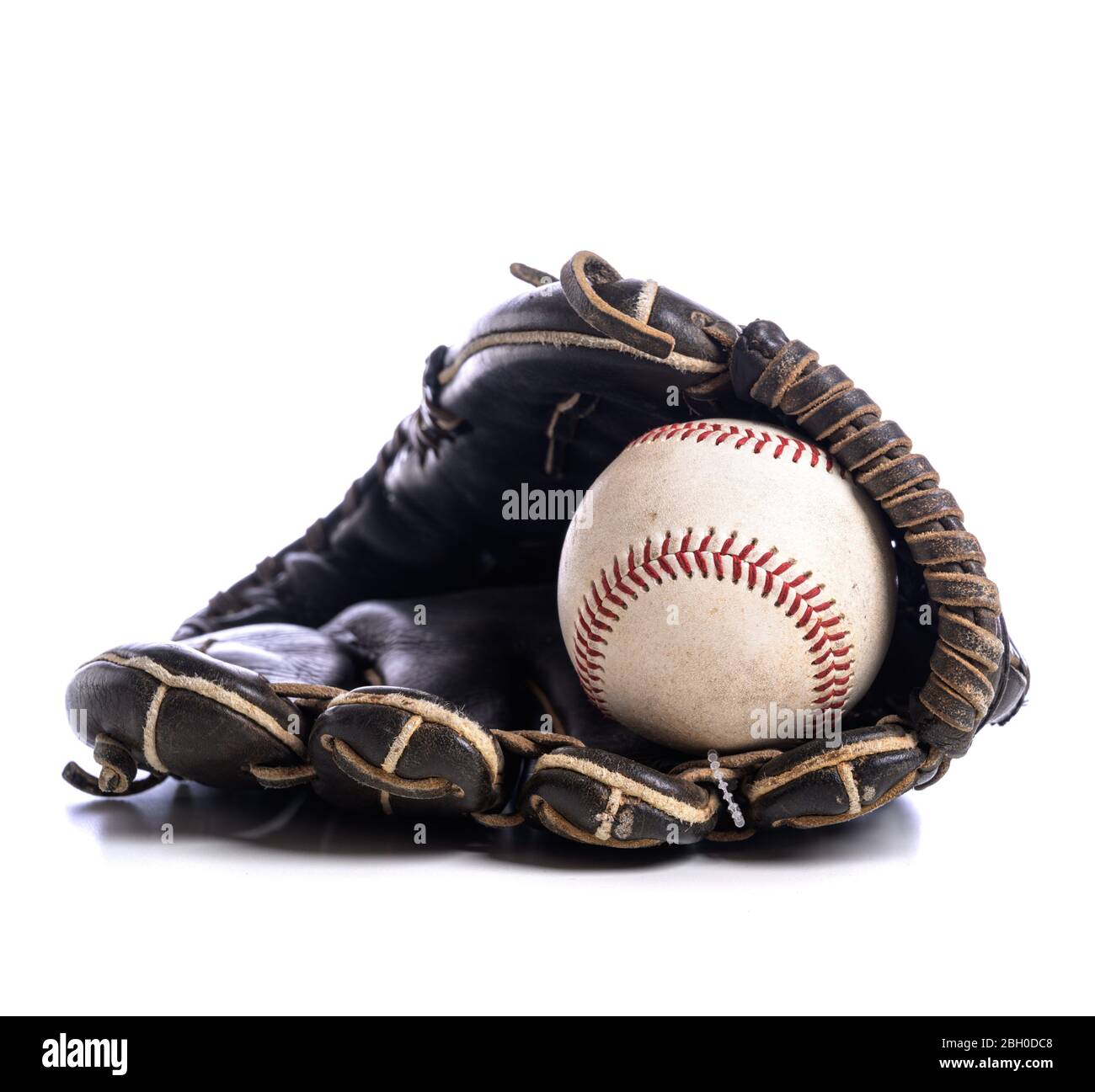 Nahaufnahme eines Leder Baseballhandschuhs und eines Balls Stockfoto