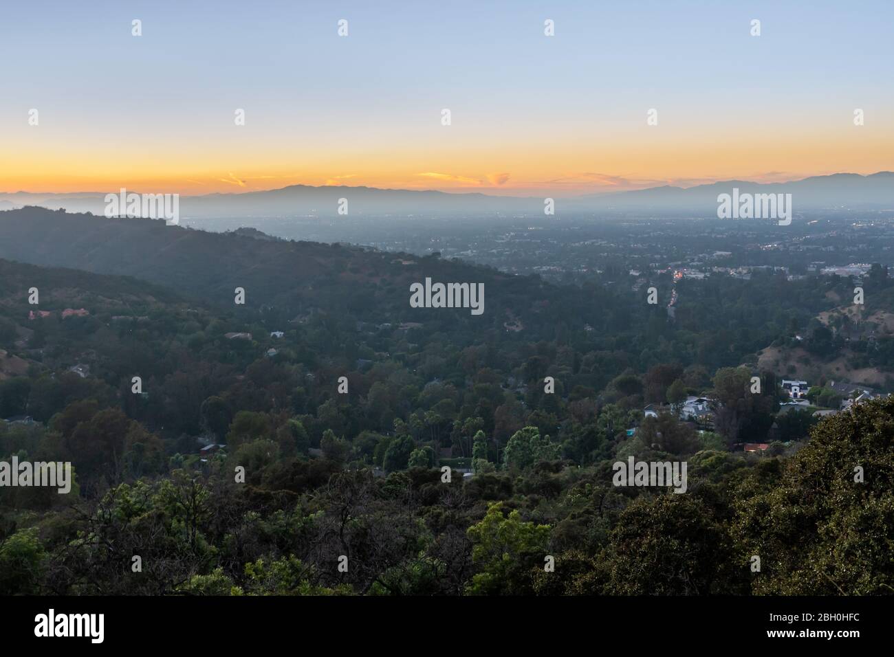 Weitwinkelansicht der Stadt Los Angeles vom Mulholland Drive aus gesehen, landschaftlich schöner Blick bei Sonnenuntergang Stockfoto