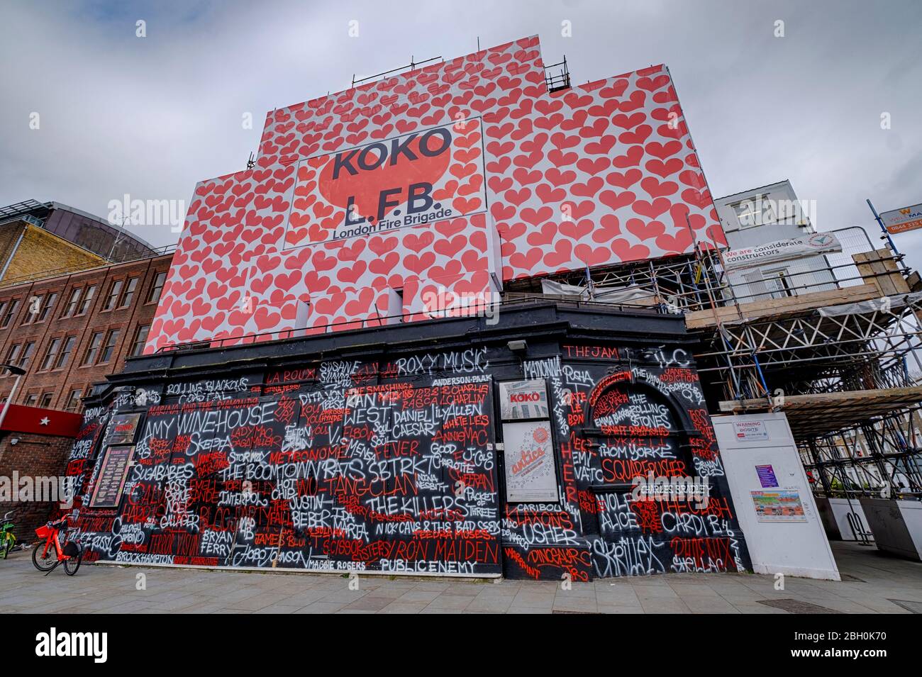 Koko-Musikhalle in Camden Town, vorübergehend mit einer Botschaft an die Londoner Feuerwehr bekleidet, die im Januar 2020 dazu beigetragen hat, das Gebäude vor dem Feuer zu retten Stockfoto