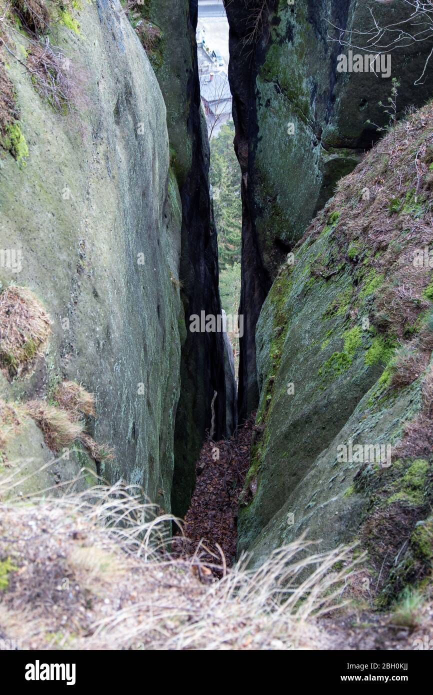 Der herrliche Blick durch einen Spalt bei Oybin Blick ins Tal Stockfoto