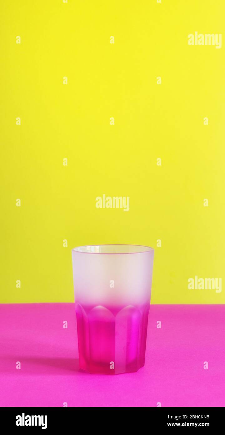 Isoliert transparent leer trinken farbigen Glas auf bunten Hintergrund minimalistischen Kopie Raum Mockup Stockfoto