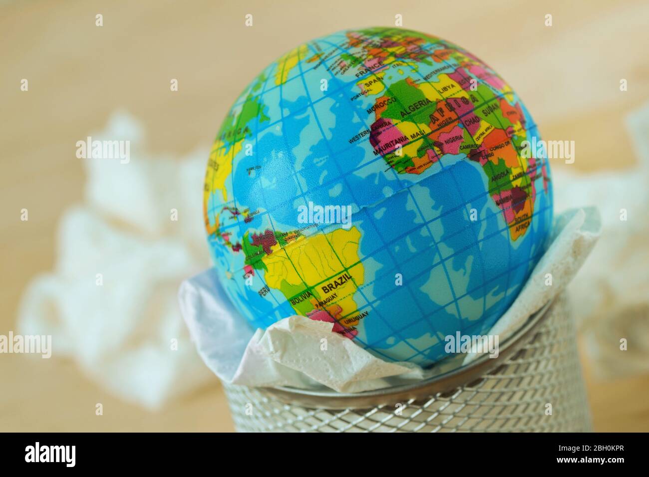 Nahaufnahme des Planeten Erde im Papierkorb Stockfoto