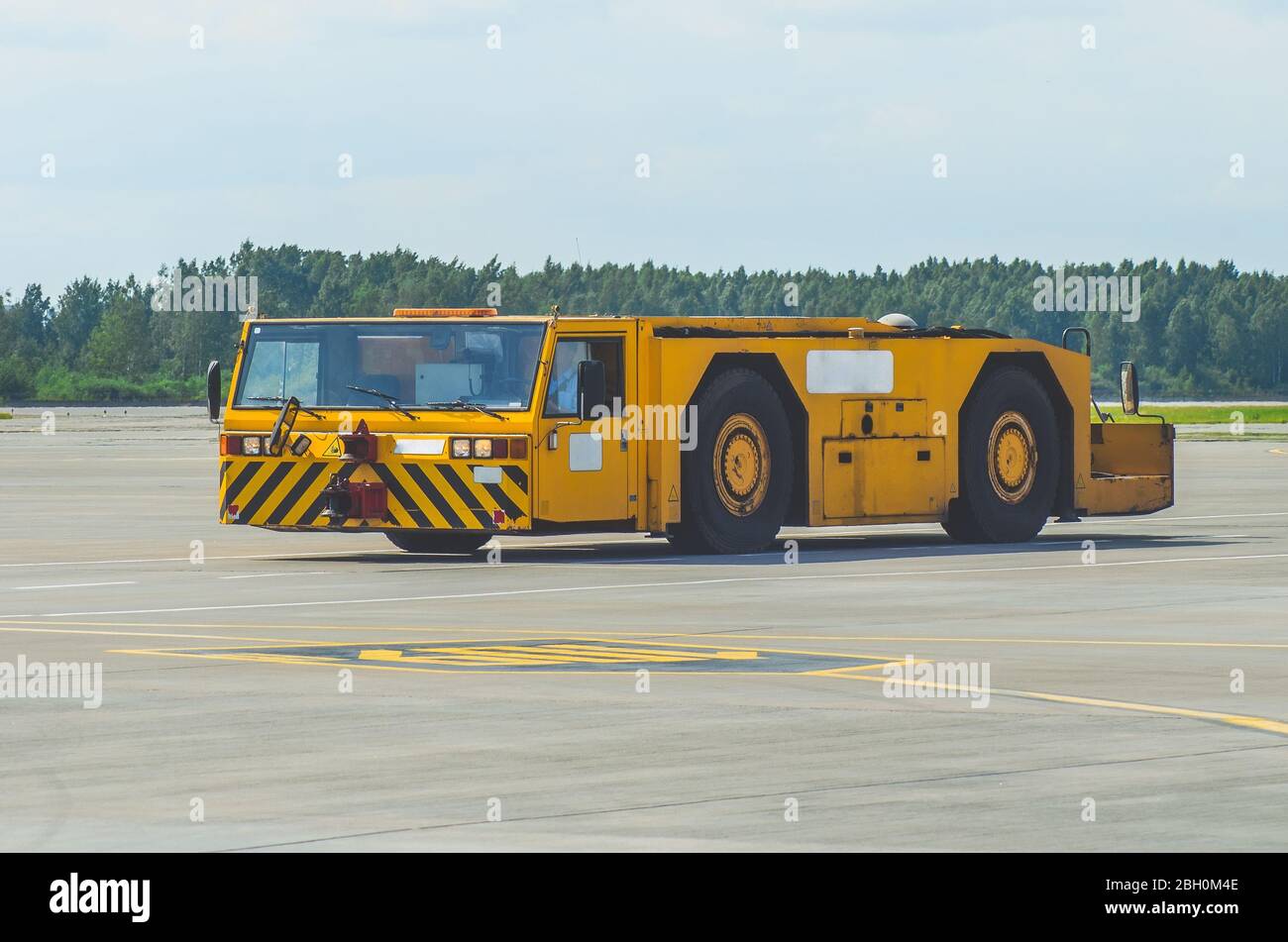 Der Flugplatztraktor fährt am Flughafen entlang der Steuerwege Stockfoto