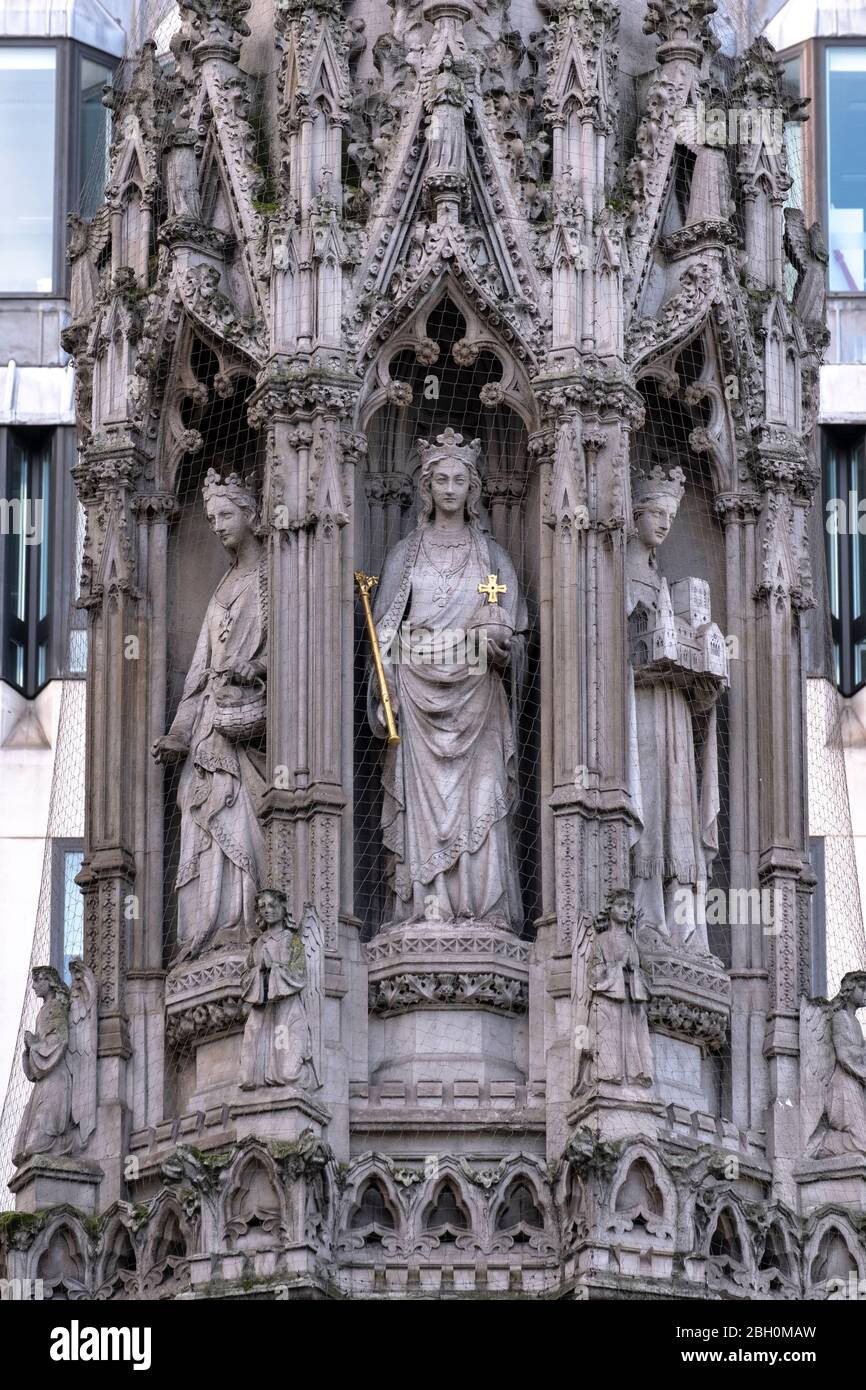 Detail der viktorianischen Nachbildung des Charing Cross aus dem 13. Jahrhundert, errichtet von Edward I. als Denkmal für Eleanor von Kastilien, zeigt 3 der 8 Statuen Stockfoto