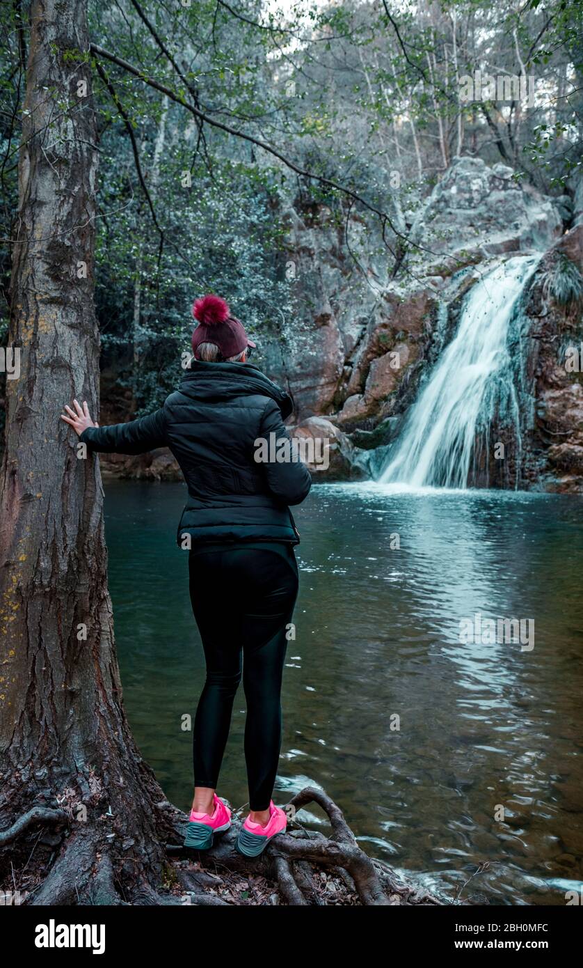 Erwachsene Frau vor dem Wasserfall und genießen die Aussicht auf Kocacay Deresi, Antalya, Türkei. Stockfoto