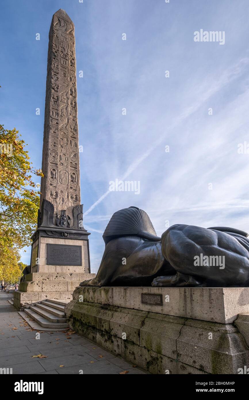 Cleopatras Nadel, Embankment, London, mit Bronze Sphinx, die noch die Spuren von Bombenschäden durch einen Zeppelin-Angriff im Ersten Weltkrieg trägt Stockfoto