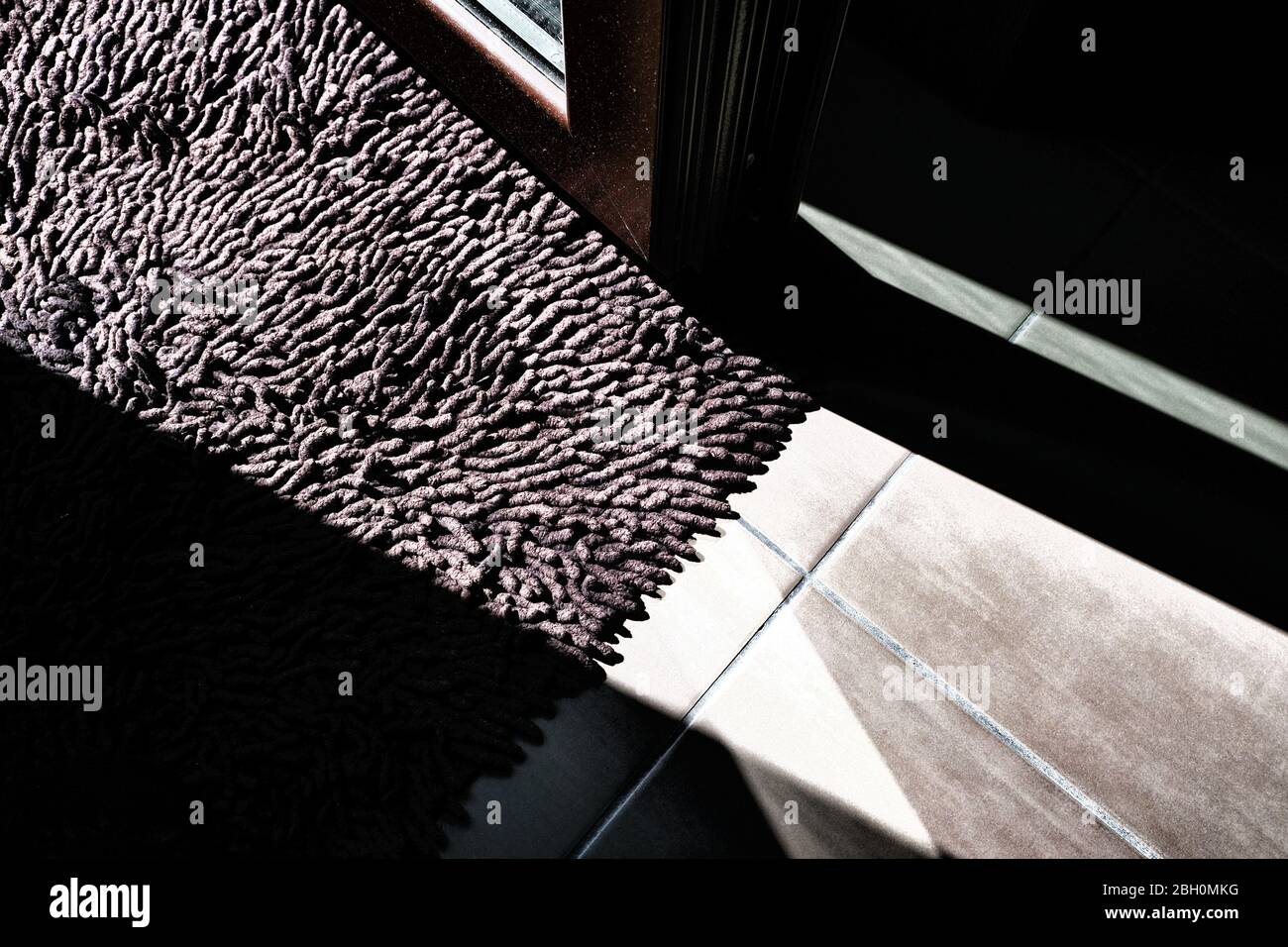 Abstrakte dramatische Komposition von Schatten auf dem Boden Stockfoto