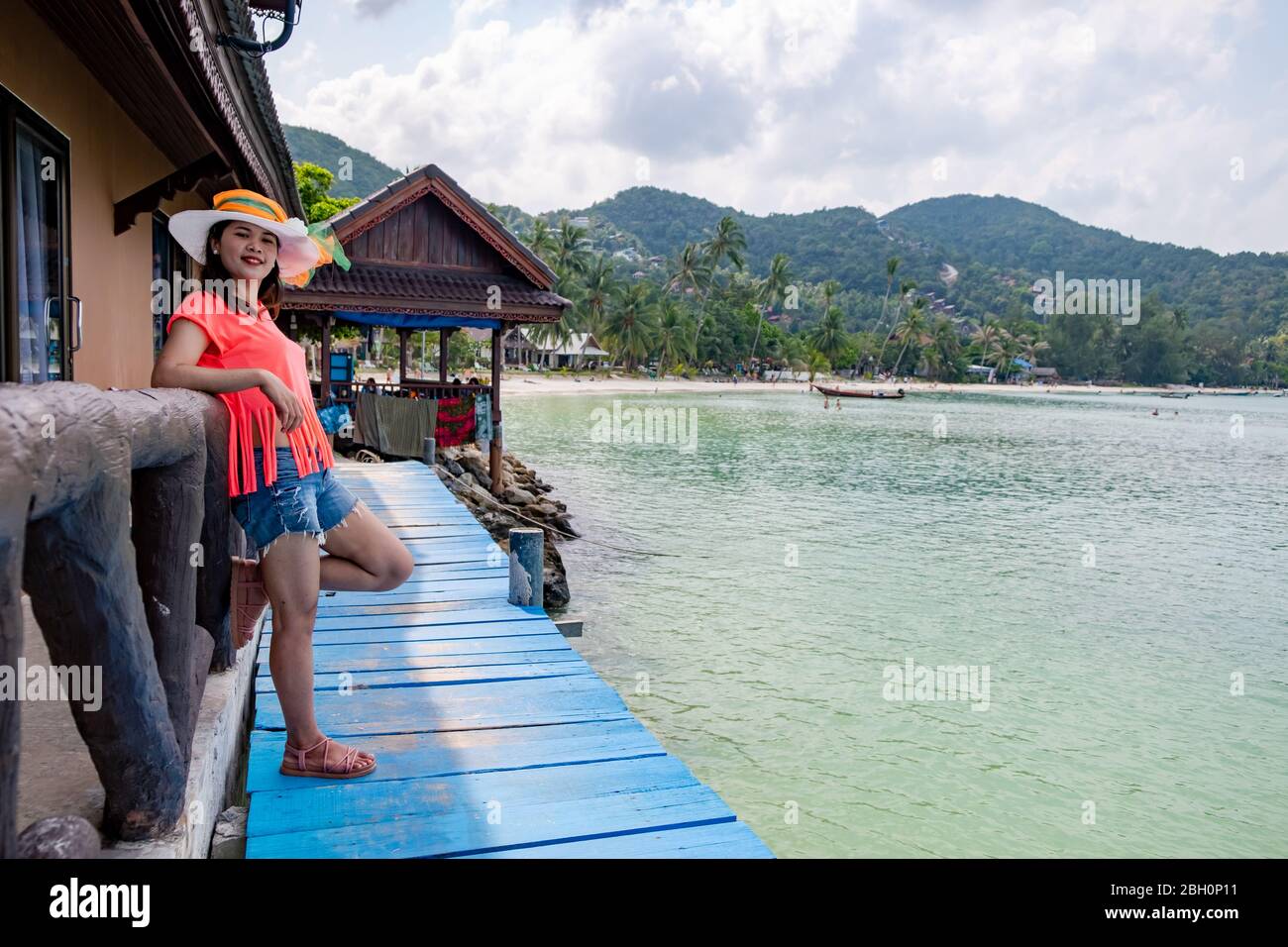Schöne asiatische Mädchen am Strand. Thai Dame, am türkisfarbenen Meer während der Urlaubsreise im Freien am natürlichen Ozean auf Insel, Thailand. Stockfoto
