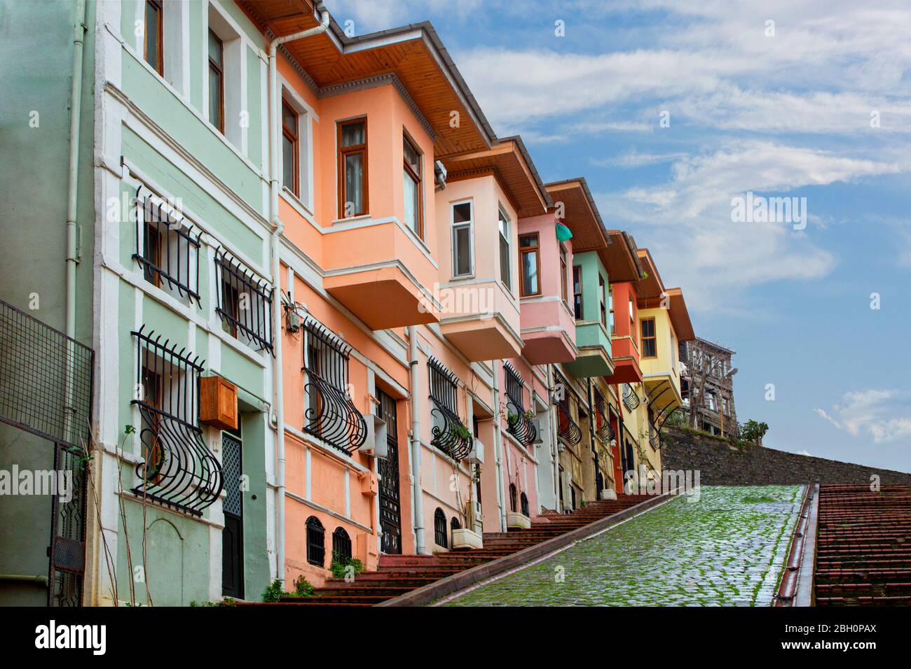 Bunte historische Häuser im alten Viertel Balat in Istanbul, Türkei Stockfoto