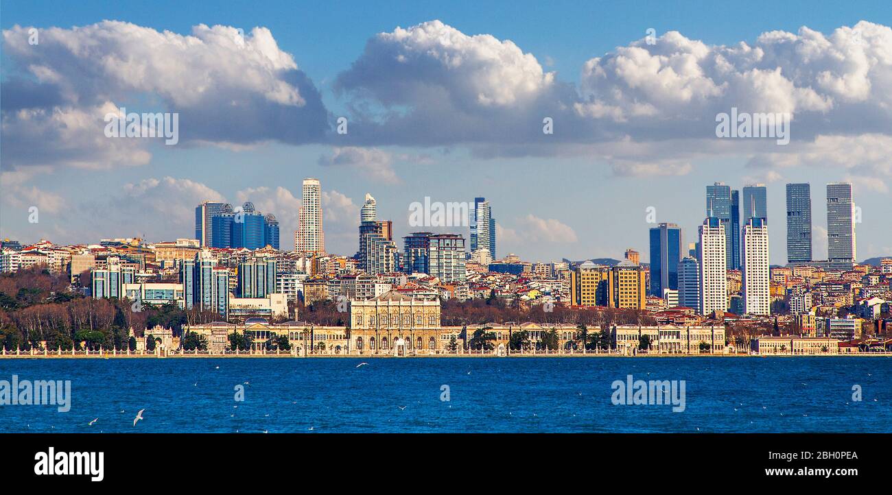 Städtische Skyline von Istanbul vom Bosporus, Türkei Stockfoto