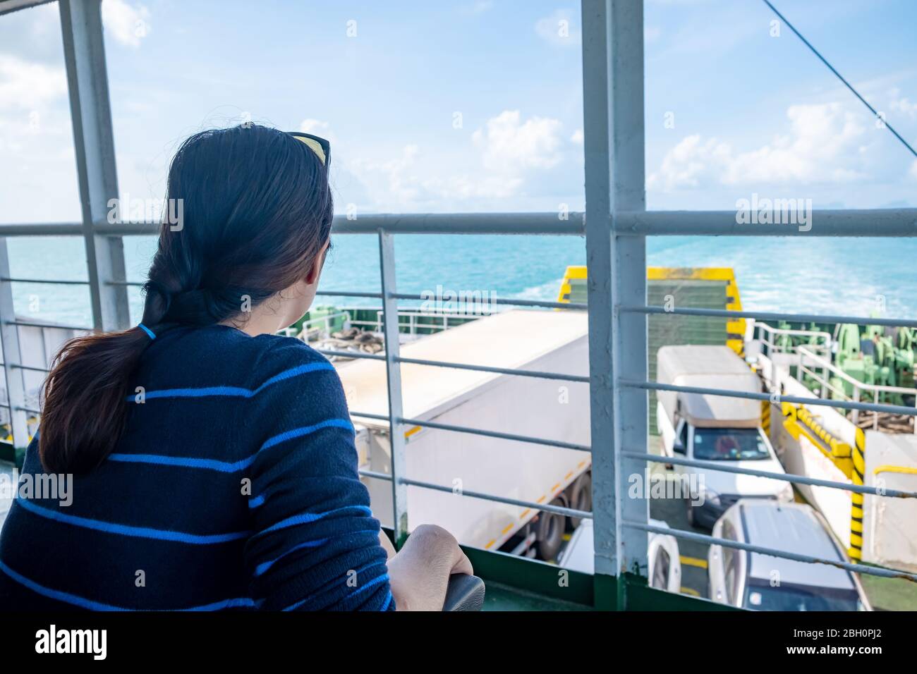 Frau auf dem Fährschiff. Thai Dame reisen mit der Fähre. Stockfoto