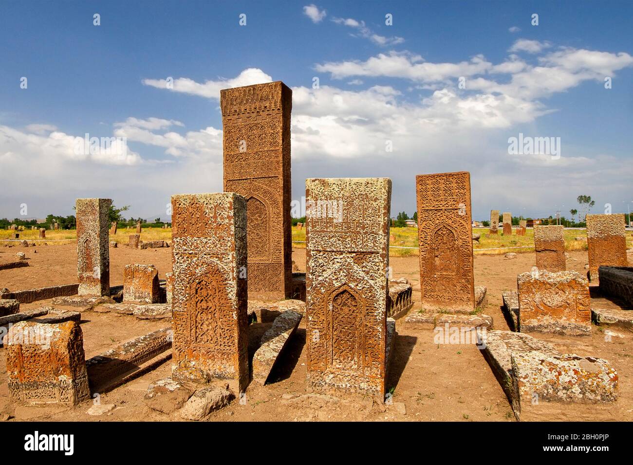 Alte Grabsteine auf dem historischen Friedhof der Selcuk Türken aus dem 12. Jahrhundert, in der Stadt Ahlat, Türkei Stockfoto