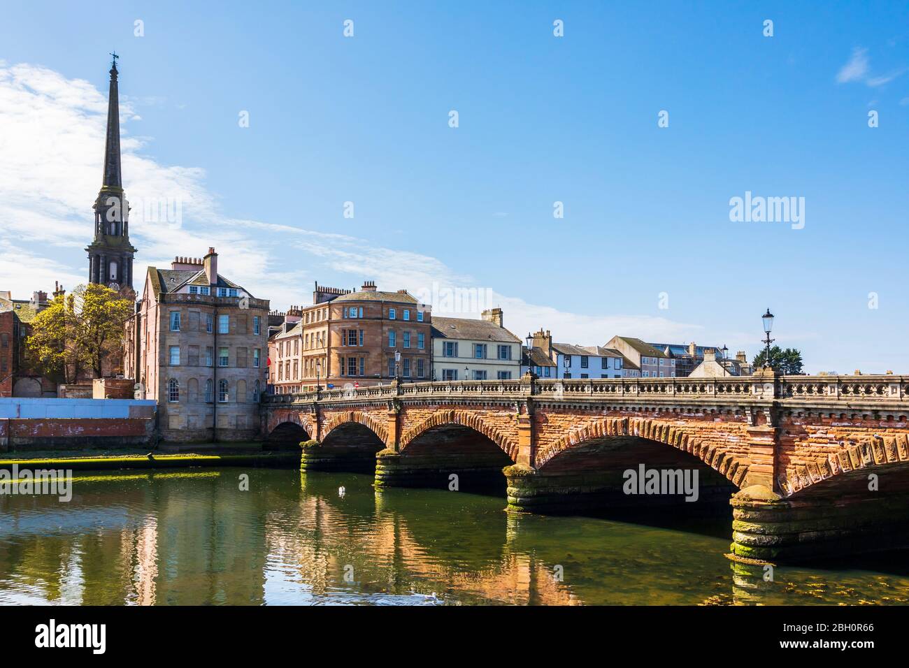 Neue Brücke, Ayr über den Fluss Ayr am Ayr Hafen, mit Blick nach Süden zum Turm des Ayr Rathauses, Ayr, Süd Ayrshire, Schottland, Großbritannien Stockfoto