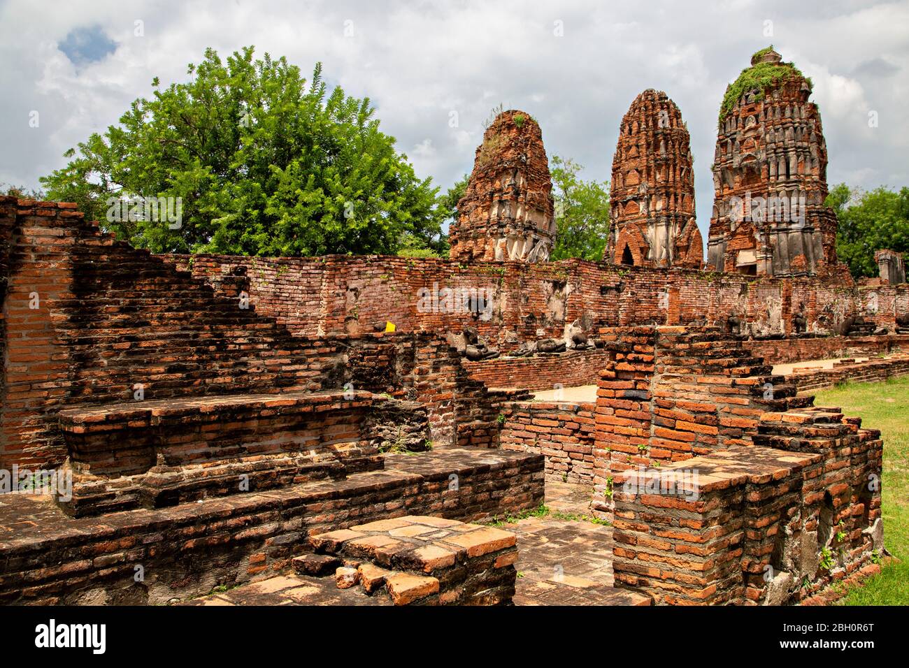 Überreste buddhistischer Tempel in der historischen Stätte von Ayutthaya, Thailand Stockfoto