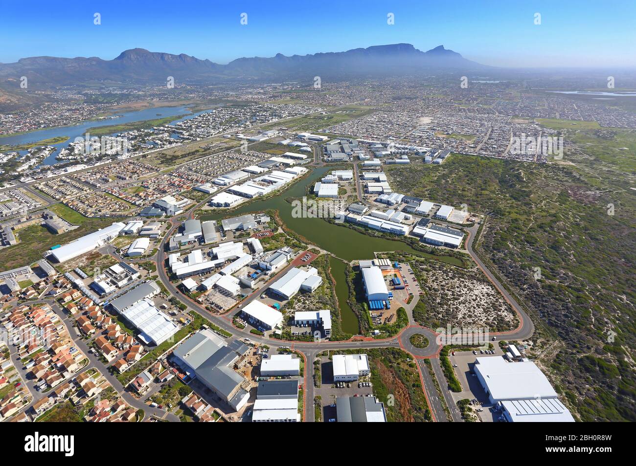 Luftaufnahme des Capricorn Park mit Marina da Gama und Tafelberg im Hintergrund Stockfoto