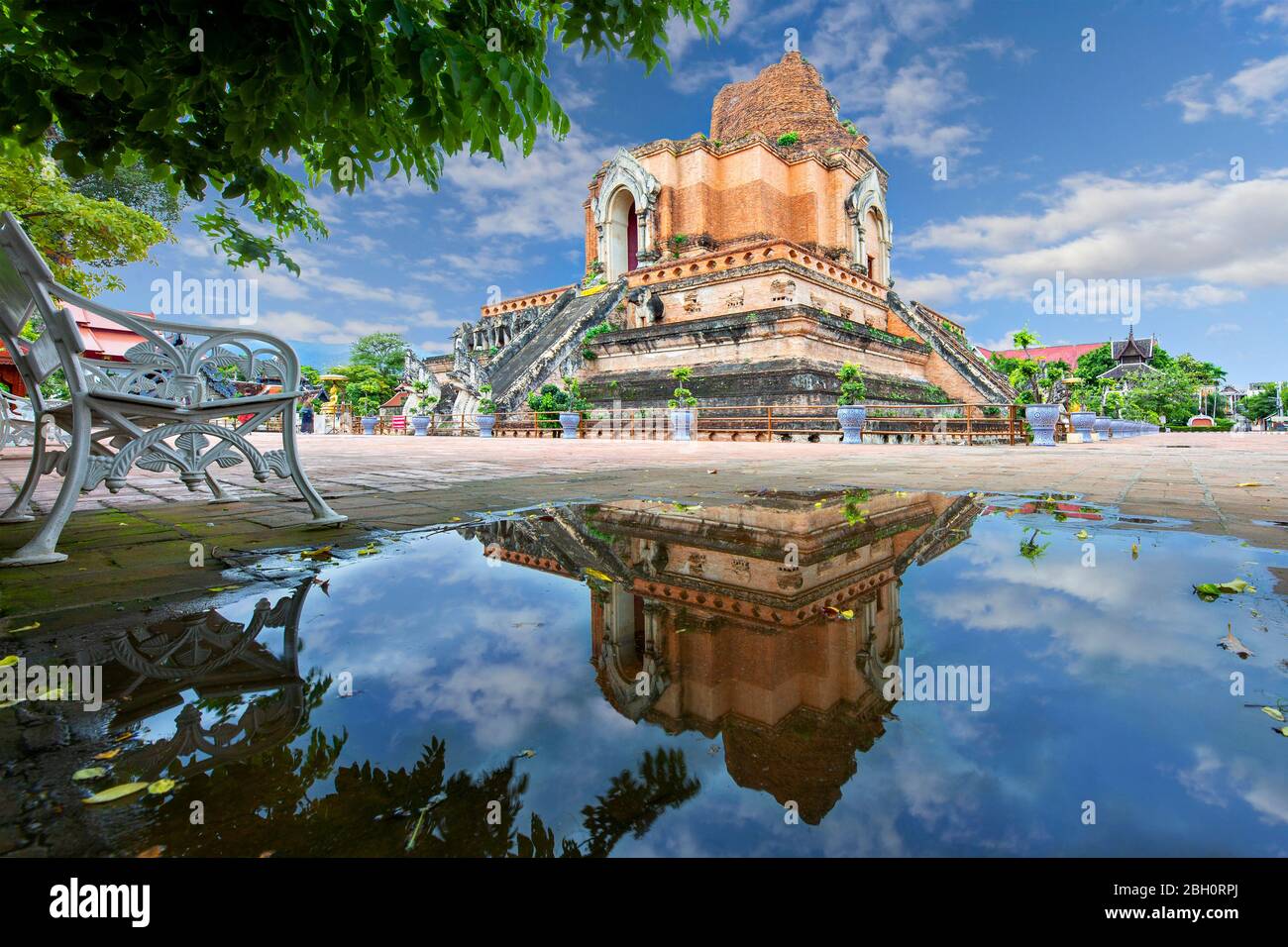 Überreste des historischen buddhistischen Tempels Wat Chedi Luang in Chiang Mai, Thailand Stockfoto