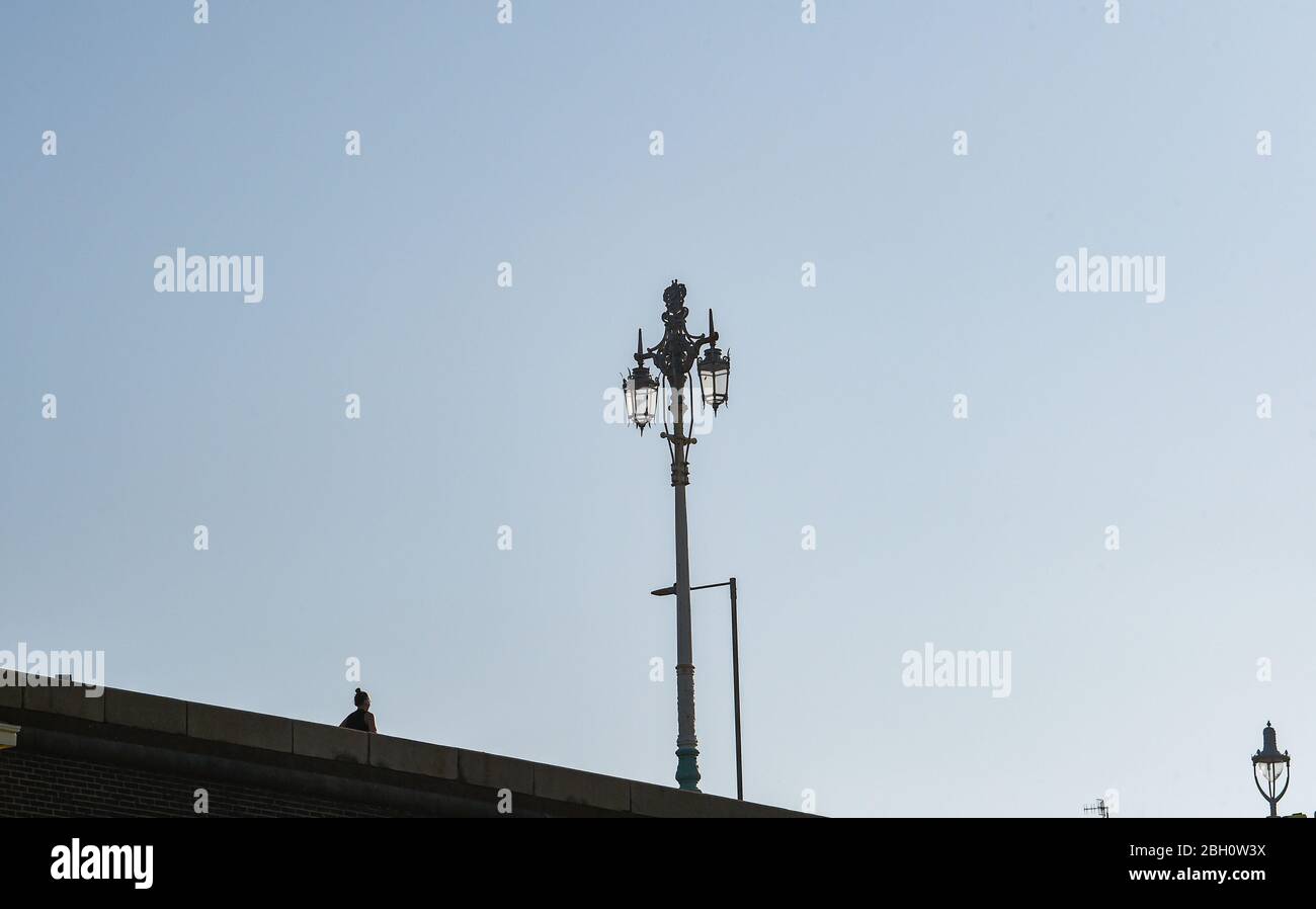 Brighton UK 23. April 2020 - EIN Läufer entlang Brighton Küste an einem schönen heißen sonnigen Tag während der Sperrbeschränkungen während der Coronavirus COVID-19 Pandemie Krise . Die Temperaturen werden voraussichtlich 25 Grad in einigen Teilen des Südostens heute zu erreichen. Quelle: Simon Dack / Alamy Live News Stockfoto