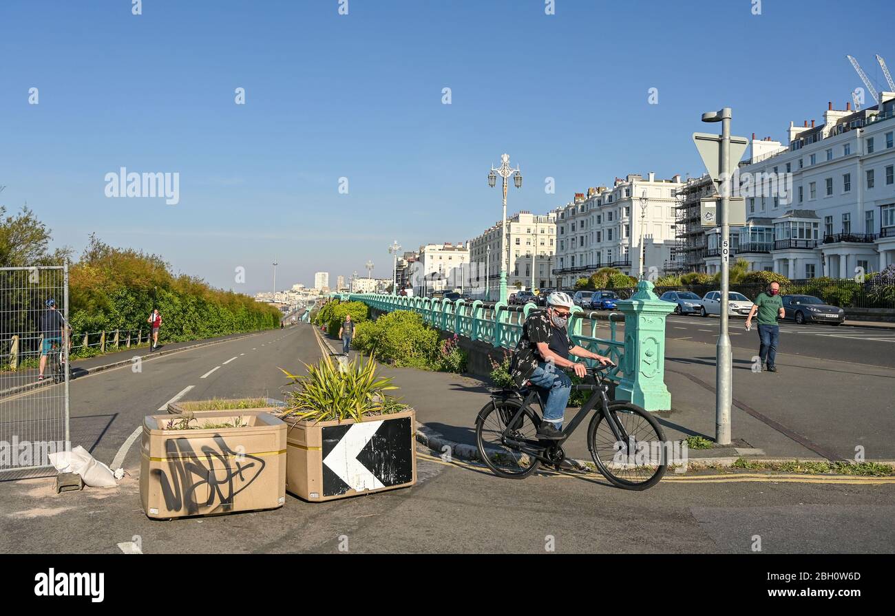 Brighton UK 23. April 2020 - Menschen nehmen an der Dukes Mound Sport, die an einem schönen heißen sonnigen Tag während der Sperrbeschränkungen während der Coronavirus COVID-19 Pandemie-Krise für den Verkehr gesperrt ist. Die Temperaturen werden voraussichtlich 25 Grad in einigen Teilen des Südostens heute zu erreichen. Quelle: Simon Dack / Alamy Live News Stockfoto