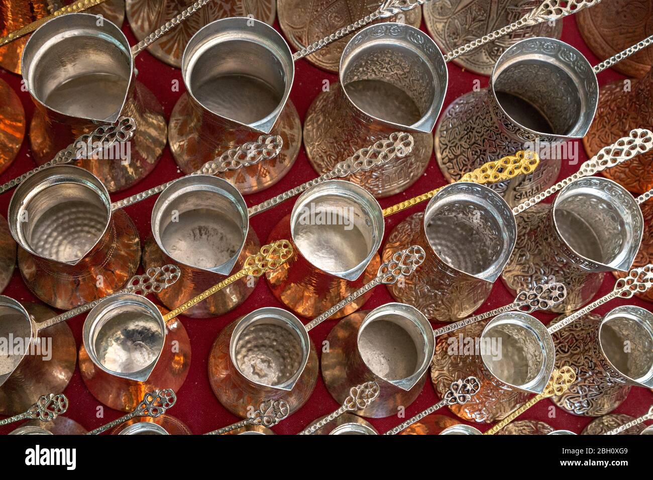 Kaffeekannen, die für die Zubereitung von türkischem Kaffee verwendet werden Stockfoto