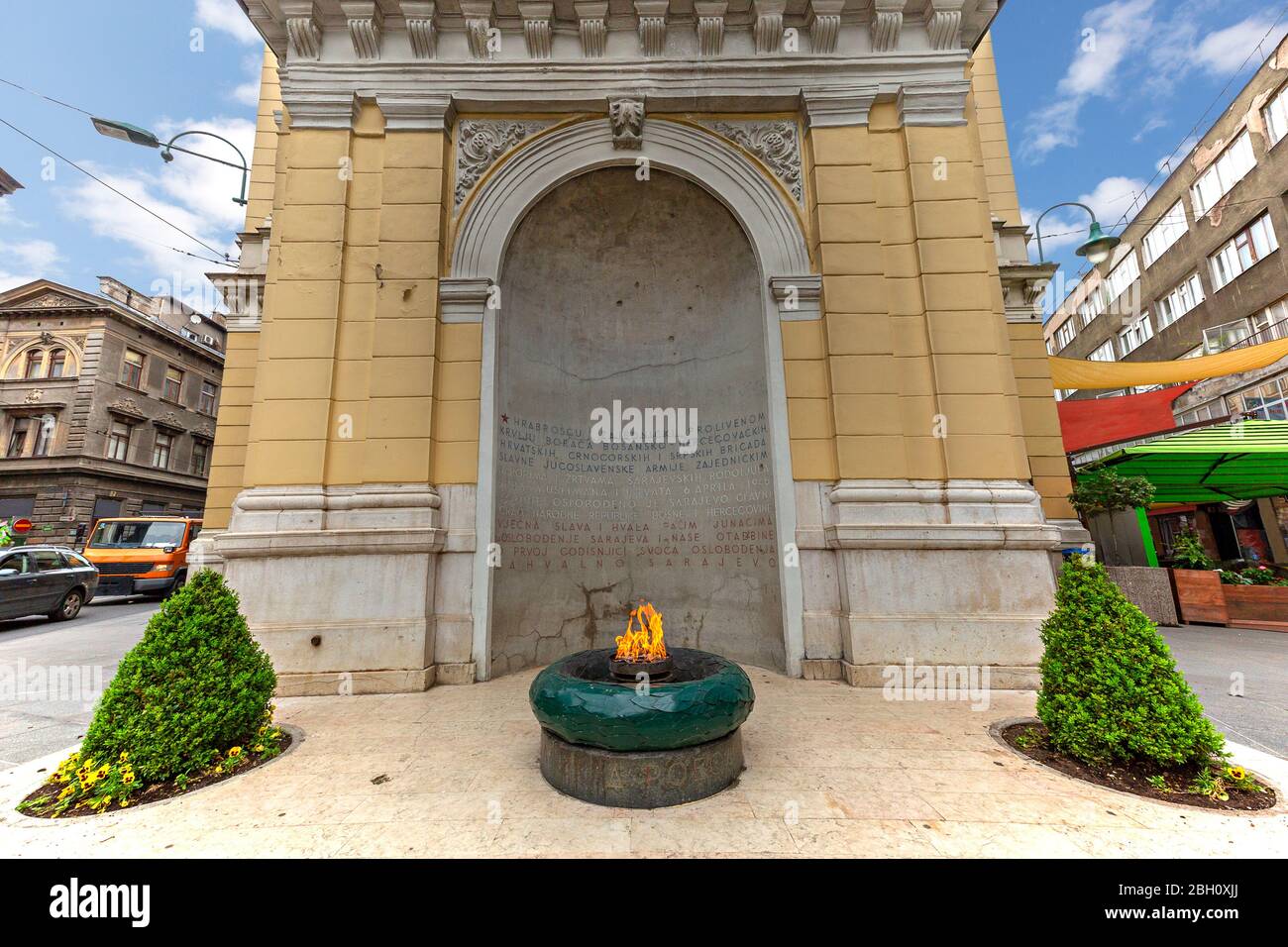 Denkmal des 2. Weltkriegs mit ewiger Flamme in Sarajevo, Bosnien und Herzegowina Stockfoto