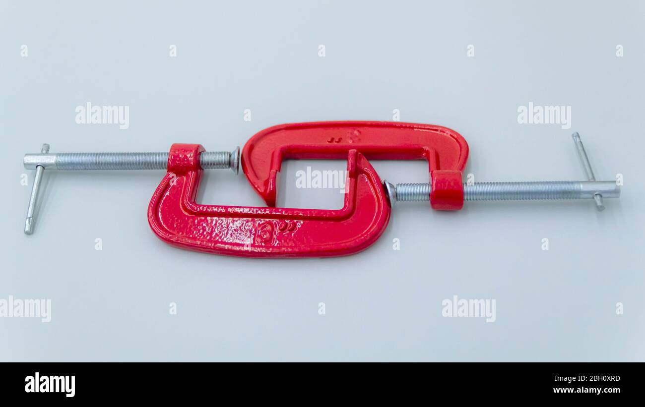 Rote Metallklammer, Presse für Schlosserarbeiten.rote G-Klemmen. Stockfoto