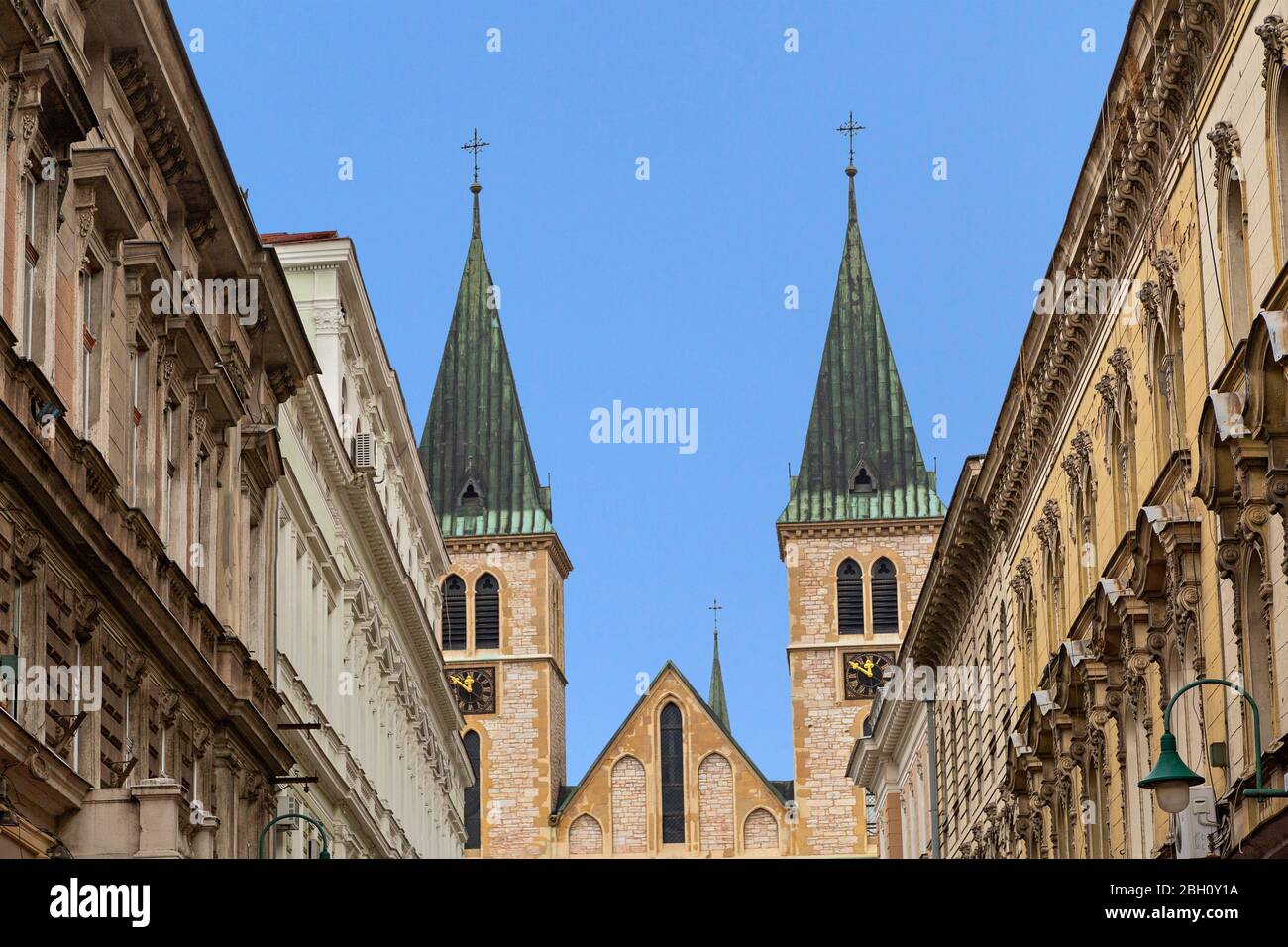 Historische Gebäude und Türme der katholischen Kathedrale in Sarajevo, Bosnien und Herzegowina Stockfoto