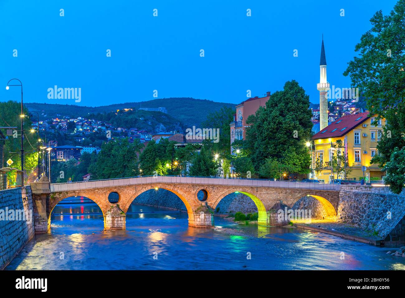 Skyline von Sarajevo im Zwielicht mit gewölbter lateinischer Brücke, Sarajevo, Bosnien und Herzegowina Stockfoto