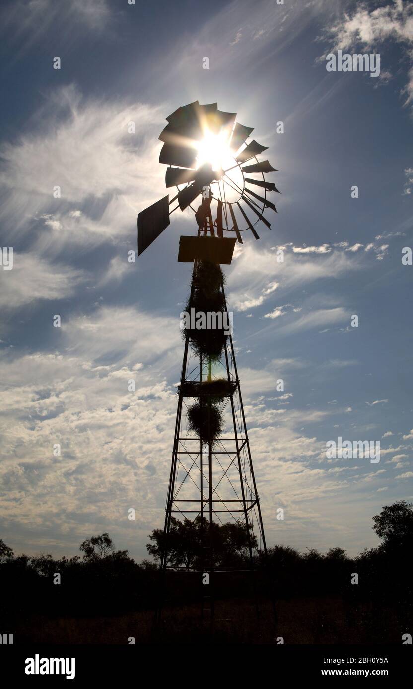 Silhouette einer Windpumpe Stockfoto