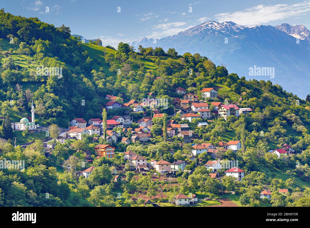 Blick über die Dorfhäuser in den Bergen zwischen Konic und Sarajevo, Bosnien und Herzegowina Stockfoto