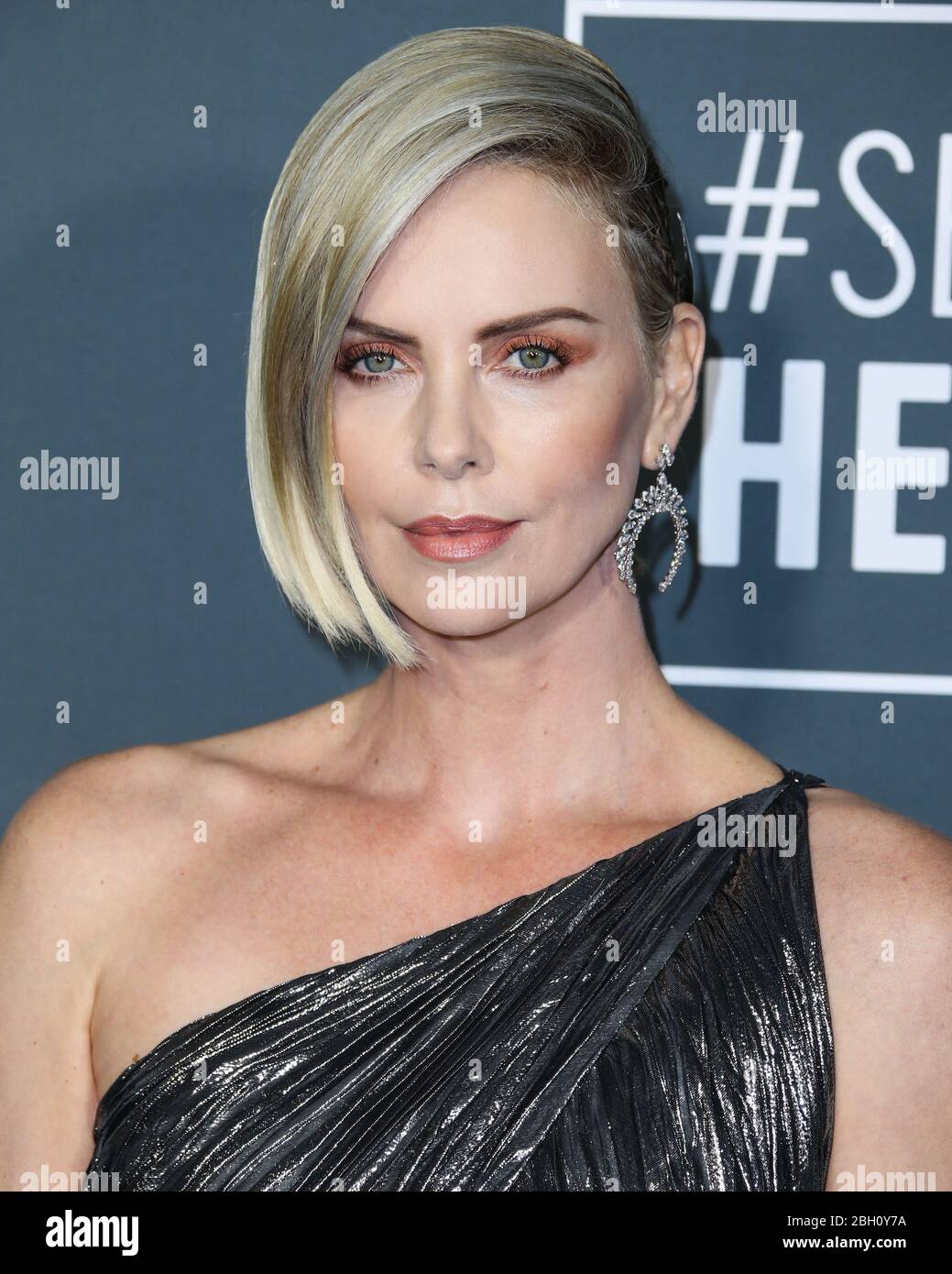 (FILE) Charlize Theron gibt eine Spende in Höhe von 1 Million Dollar inmitten der COVID-19-Pandemie des Coronavirus bekannt. Charlize Theron hat über ihre Stiftung, das Charlize Theron Africa Outreach Project und die Partner CARE und die Entertainment Industry Foundation (EIF) 1 Million Dollar an die Hilfsmaßnahmen zur Coronavirus-Hilfe gespendet. SANTA MONICA, LOS ANGELES, KALIFORNIEN, USA - JANUAR 13: Schauspielerin Charlize Theron in einem Givenchy-Kleid, Christian Louboutin-Schuhen und Messika-Schmuck kommen zu den 24. Jährlichen Critics' Choice Awards, die am 13. Januar 2019 im Barker Hangar in Santa Monica, Los Angeles, Kalifornien, stattfinden Stockfoto